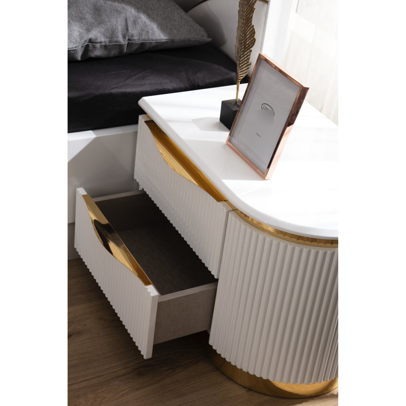 2 Table de chevet blanche avec détails dorés pour une charmante chambre à coucher à garniture dorée élégante
