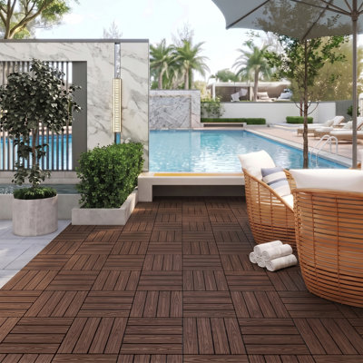 Dalles de terrasse emboîtables en composite bois-plastique (WPC), paquet de 25, 30 x 30 cm, aspect bois brun foncé, imperméables, avec base drainante, pour balcon, terrasse et jardin.