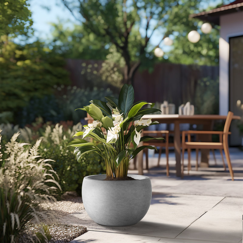 Pot à fleurs en ciment Highwoods, H 10,5 po x l 15 po x P 15 po, Finition pierre
