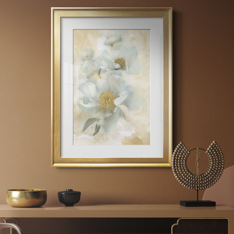 Douces pivoines II - reproduction de cadre photo sur papier, Encadrement doré, H 18,5 po x l 24,5 po x P 1,5 po