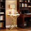 Table d'appoint de canapé polyvalente, table de bout ronde chic avec faux marbre et pieds dorés en forme de «C», parfaite pour les petits espaces