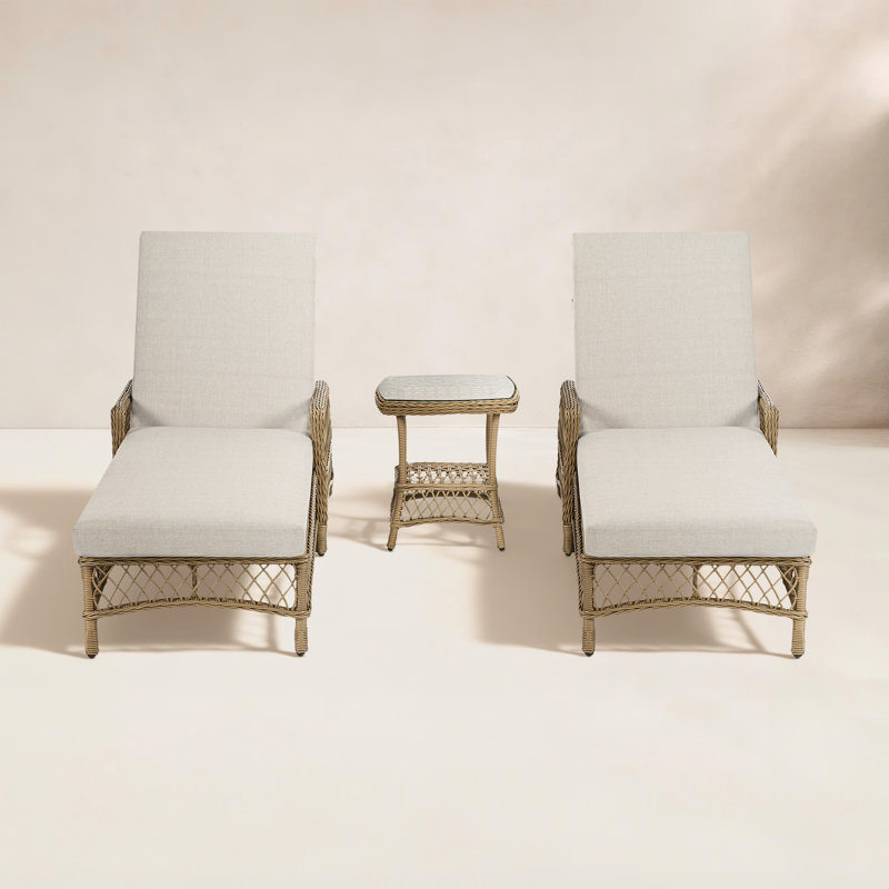 Chaises longues de patio en osier 3 pièces avec table d'appoint et coussins beiges Kyla