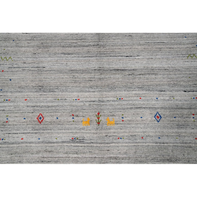 Tapis simple mais sophistiqué de style Gabbeh 5 x 12 avec des accents délicats