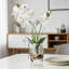 Centre de table orchidée artificielle blanche dans un vase en verre, arrangement floral de phalaenopsis réaliste avec des pierres décoratives pour la décoration de table de bureau à domicile