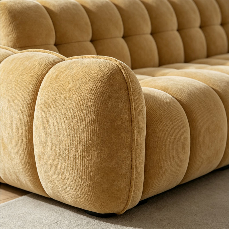 Canapé en tissu luxueux de style français.