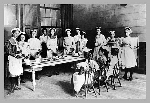 Femmes dans une classe d'économie domestique - reproduction de photo, H 44 po x l 66 po x P 1,5 po