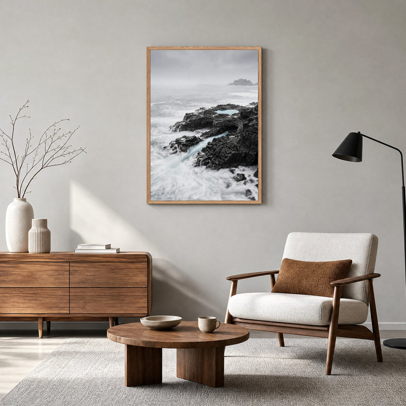 Tableau sur toile représentant des rochers côtiers sombres traversés de chenaux d'eau turquoise, H 48 po x l 36 po