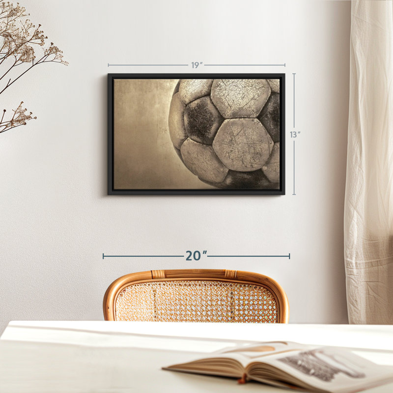 Ballon de soccer usé, reproduction sur toile, H 19 po x l 13 po