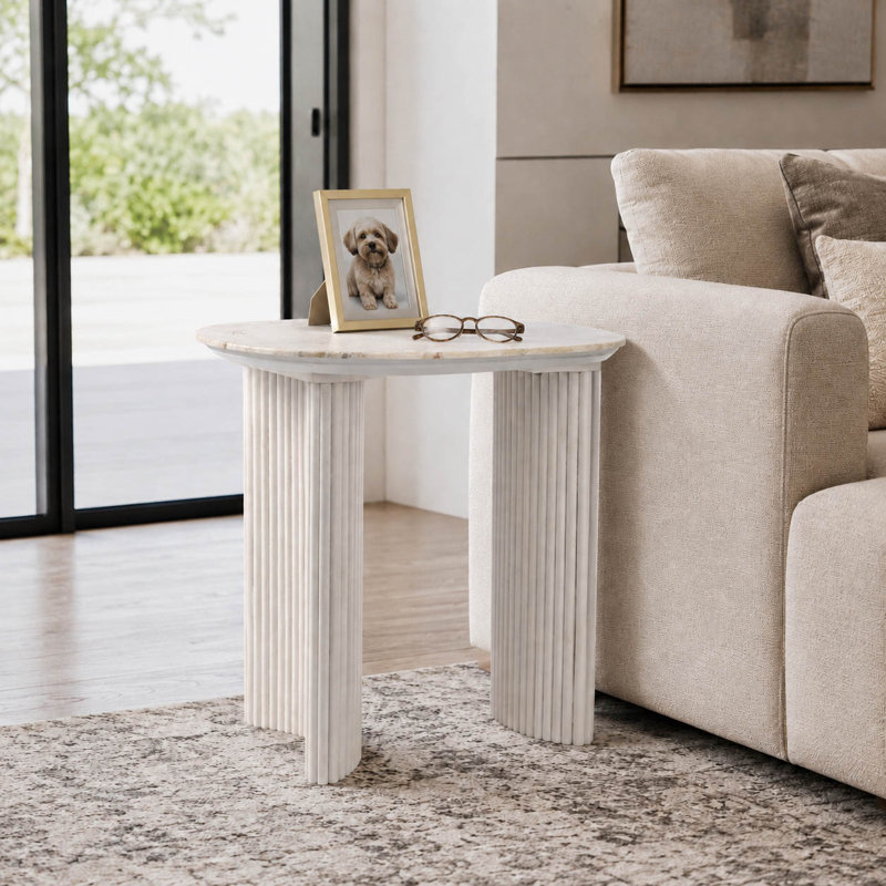 Table d'appoint en bois de travertin et pierre, base cannelée, pieds incurvés, conception moderne, cadre sculpté, détails contemporains, bords arrondis, surface lisse, structure minimale