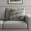 Coussin lombaire abstrait en mélange de duvet-72585489