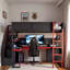 Lit mezzanine en bois d'inspiration Esports avec escalier de rangement, bureau, tablettes et panneau perforé-426557353-426557359