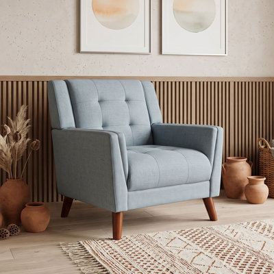 Fauteuil capitonné de style Mid-Century avec pieds en bois d'hévéa massif et revêtement en tissu gaufré pour intérieur contemporain