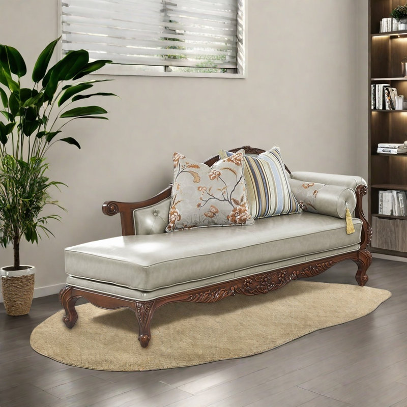 Chaise moderne en bois massif sculpté, Blanc cassé, Orienté à droite