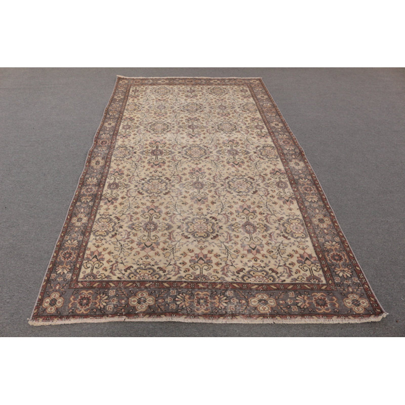Un grand tapis turc rétro beige ajoute de la chaleur à votre décor de salon bohémien
