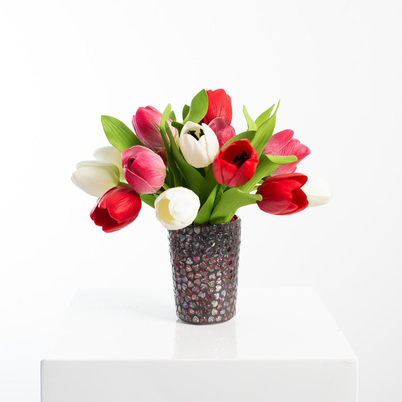 Mélange de tulipes roses, rouges et blanches, véritable arrangement de la Saint-Valentin dans un vase cœur en mosaïque
