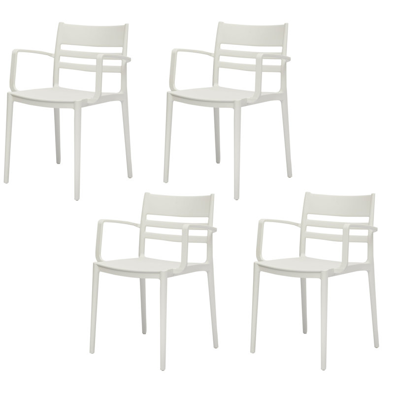 Ensemble de quatre chaises à accoudoirs en plastique blanc