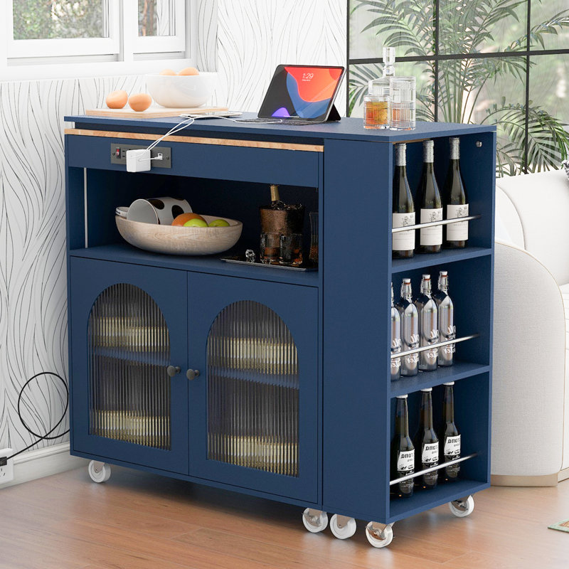 Îlot de cuisine bleu marine moderne avec table mobile, éclairage DEL et prises électriques fonctionnelles, roulettes, prise, 2 portes en verre cannelé, compartiment de rangement.