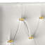 Très grand lit avec finition blanche, tête de lit rectangulaire et décor doré pour les décorations de chambre à coucher rembourrées, lignes épurées