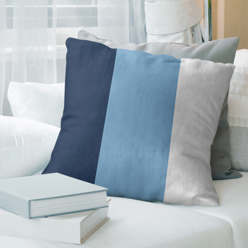 Oreiller suède de caroline du nord, 18 po x 18 po, Bleu marine / bleu bébé / blanc