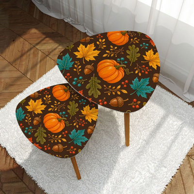 Ensemble de 2 tables basses gigognes modernes et minimalistes d'automne avec citrouille et feuilles d'érable avec éléments décoratifs et table basse