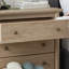 Table de chevet à trois tiroirs en placage de chêne brossé avec port de charge USB, armoire de rangement multifonctionnelle à côté du lit de la chambre à coucher.