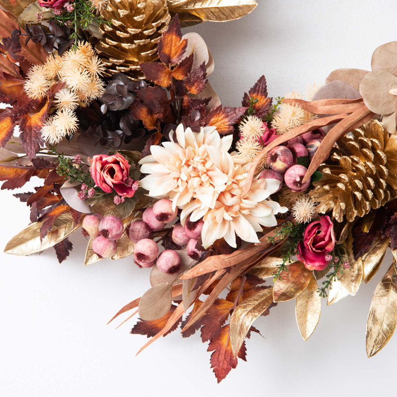 Enchantement d'automne - feuille de laurier dorée, rose beauté, baie mauve poussiéreuse et citrouille dorée