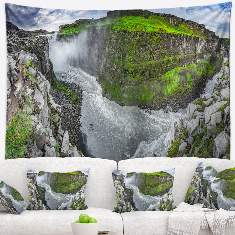 Montagnes vertes avec tapisserie cascade Landscape, H 50 po x l 60 po