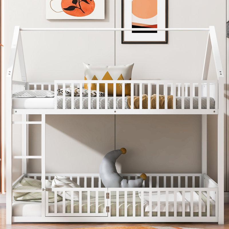 Lit simple en métal au-dessus d'une maison, blanc - Conception imaginative