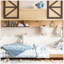 Lit superposé simple au dessus d'une maison double avec portes coulissantes de grange, tablettes de rangement et escalier de rangement, conception de maisonnette, naturel
