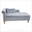 Luxueuse chaise longue en velours avec rangement, accoudoirs roulés et garniture cloutée pour un décor moderne et traditionnel
