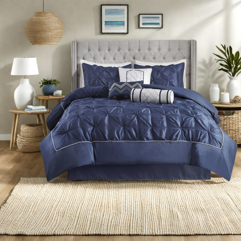 Ensemble de literie 7 pièces bleu marine élégant, conception capitonnée en polyester, ensemble grand confort pour chambres à coucher modernes
