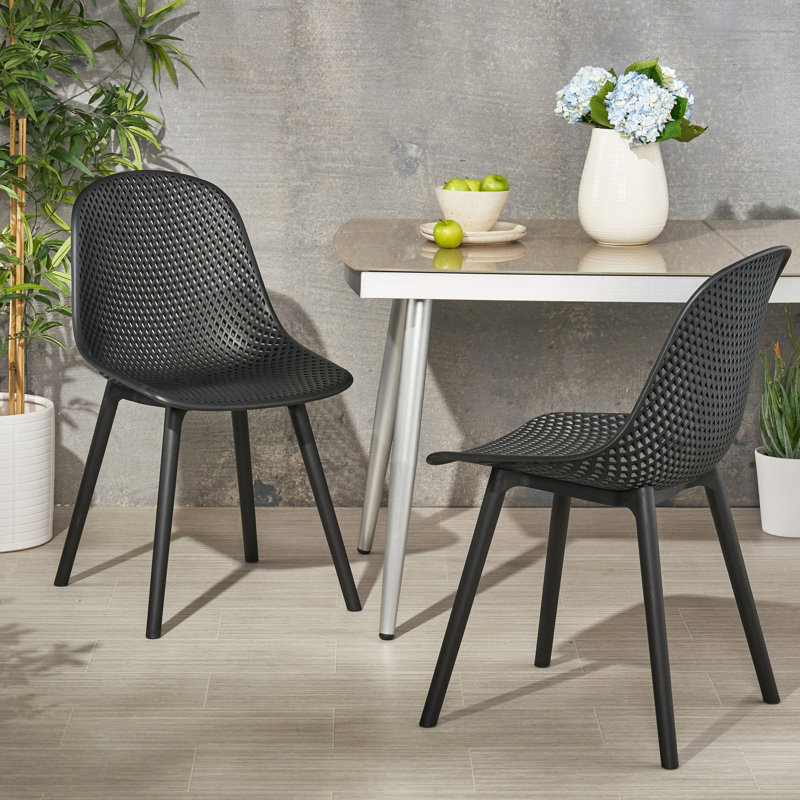 Ensemble de chaises d'extérieur Posey avec mélange de plastique résistant aux intempéries, conception en filet perforé pour un confort élégant et une durabilité.