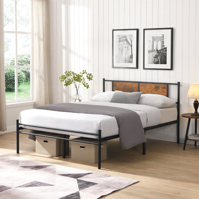 Cadre de lit King noir avec tête de lit décorative en panneaux de bois, structure métallique robuste pour un fonctionnement silencieux et stable, rangement sous le lit, montage facile, sommier non requis avec tête de lit intégrée, structure en acier