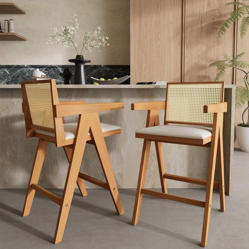Tabouret de bar moderne et minimaliste avec siège canne et structure en bois massif, parfait pour les cuisines et les bars contemporains