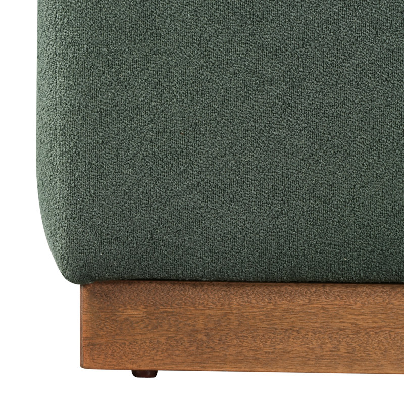 Fauteuil d'appoint moderne Haven avec accoudoirs carrés et base en bois d'hévéa, idéal pour le salon et le coin lecture.