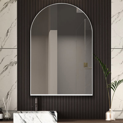 Armoire de salle de bain avec miroir et tablettes réglables - Encadrement en métal arqué encastré blanc de 24 po x 36 po pour une organisation sophistiquée