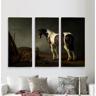 Un cheval de haut de gamme avec une selle à côté de celui-ci, reproduction d’art sur toile