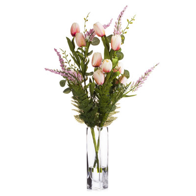 Arrangements floraux en mélange de tulipes en soie et centres de table dans un vase en verre
