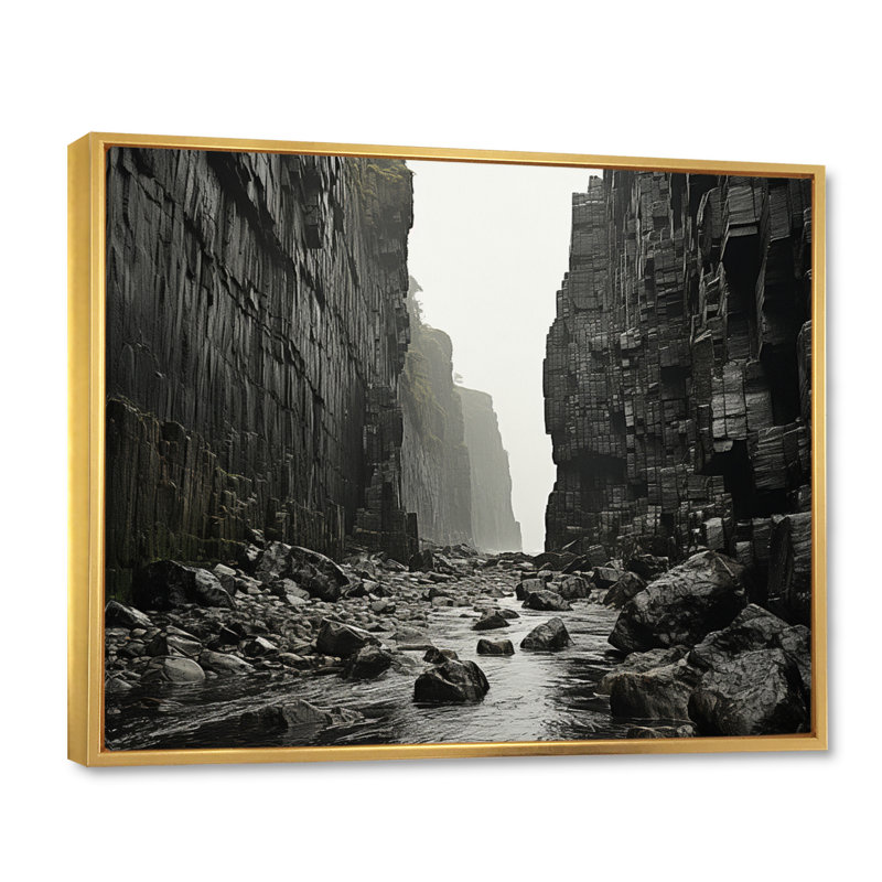 Gris moderne scandinave Coastal Rock II - art mural moderne-scandinave sur toile, H 34 po x l 44 po, Cadre flottant doré