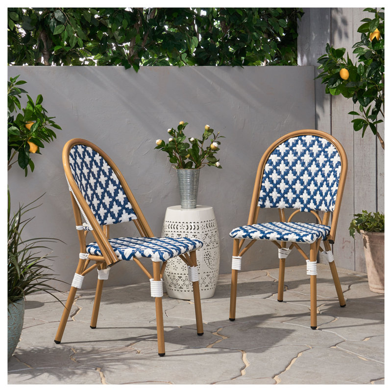 Ensemble de 2 chaises bistro French, structure en aluminium blanc et bleu marine avec tissage en rotin de polyéthylène, terrasse
