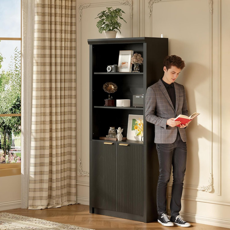 Bibliothèque de 71 po de hauteur avec portes cannelées, étagères de présentation à 5 niveaux avec armoire de rangement et tablette réglable, étagères de style Mid-Century moderne, noir