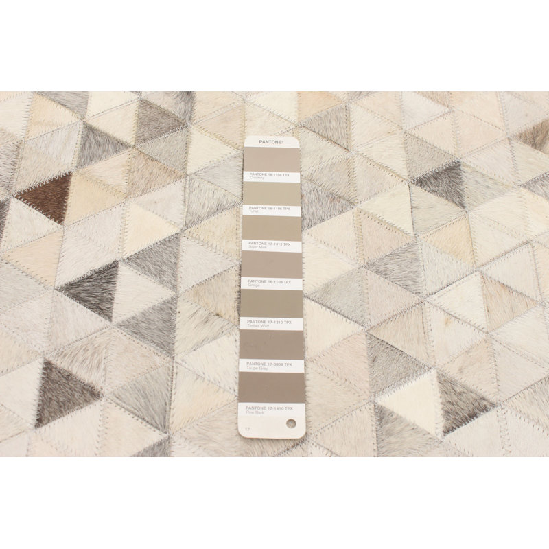 Tapis ivoire / gris clair en peau de vache à motif géométrique Eureka