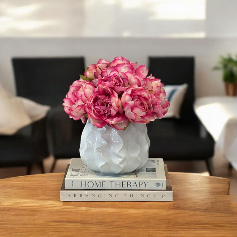 Arrangement de pivoines dans un pot en verre ondulé