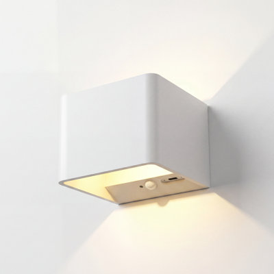 Lampe murale rechargeable à capteur de mouvement, conception magnétique détachable pour la charge USB-C, lumière DEL sans fil avec luminosité automatique pour la chambre à coucher, le chevet, le placard, l'armoire et le couloir
