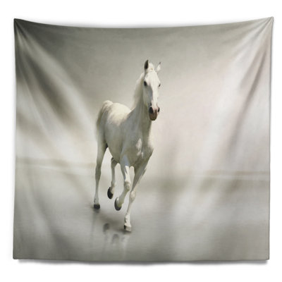 Magnifique cheval blanc tapissant une tapisserie