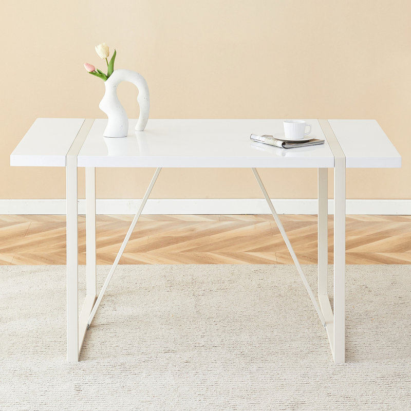 Table de salle à manger de style industriel avec pieds en métal