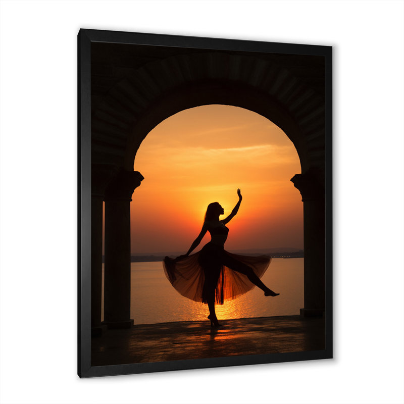 «Elegant Dancing Sunset Silhouette», reproduction sur toile, H 32 po x l 16 po x P 1 po, Cadre simple noir