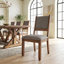 Chaise rembourrée avec structure en bois et finition en bois massif