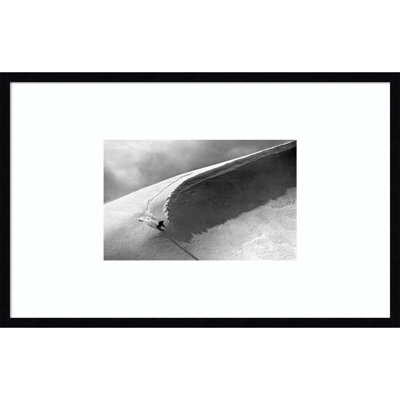 «Skiing Under A Curl», reproduction d'art encadrée