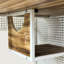 Spacieux chat blanc avec cadre en bois de sapin et en fer, maison moderne en verre trempé inclus, cadre en fer, portes idéales pour les espaces de vie